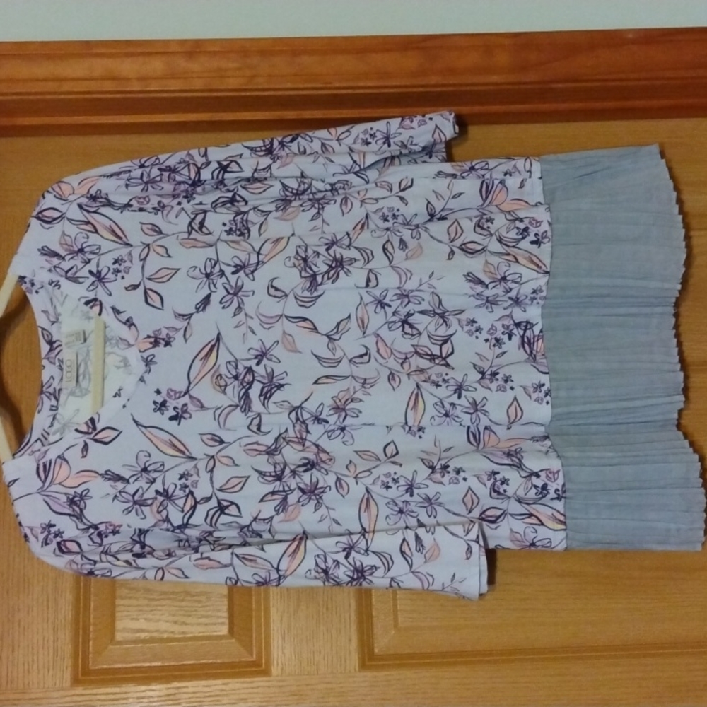 LOGO FLORAL,  3/4 SLEEVE,V NECKLINE, PLEATED HEM TOP